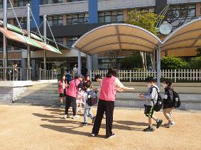 학부모회 주관 어린이날 기념 아침 등교 맞이 행사 